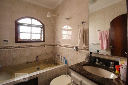 Casa para alugar com 206m², 4 quartos e 5 vagasBanheiro suíte 1