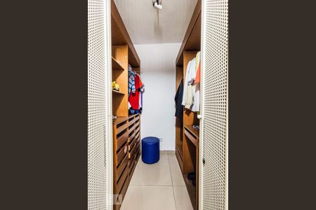 Apartamento à venda com 300m², 4 quartos e 3 vagas Apartamento à venda com 300m², 4 quartos e 3 vagasCloset Quarto 2 - Suíte