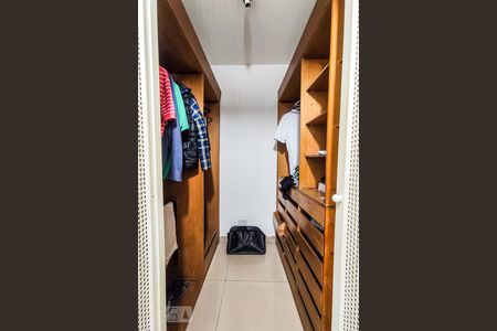 Apartamento à venda com 300m², 4 quartos e 3 vagas Apartamento à venda com 300m², 4 quartos e 3 vagasCloset Quarto 2 - Suíte