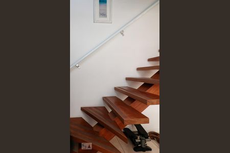 Apartamento para alugar com 80m², 3 quartos e 2 vagas Apartamento para alugar com 80m², 3 quartos e 2 vagasEscada