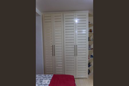 Apartamento à venda com 380m², 4 quartos e 3 vagasArmário e porta para o banheiro da Suíte 4 