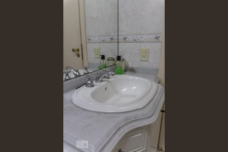 Apartamento à venda com 380m², 4 quartos e 3 vagasBanheiro da Suíte 2