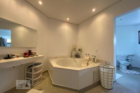 Apartamento à venda com 300m², 4 quartos e 4 vagas Apartamento à venda com 300m², 4 quartos e 4 vagasBanheiro da Suíte 1