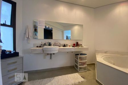Apartamento à venda com 300m², 4 quartos e 4 vagas Apartamento à venda com 300m², 4 quartos e 4 vagasBanheiro da Suíte 1