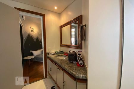 Apartamento à venda com 300m², 4 quartos e 4 vagas Apartamento à venda com 300m², 4 quartos e 4 vagasBanheiro da Suíte 4