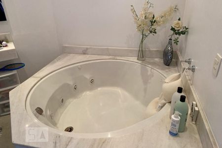 Apartamento à venda com 300m², 4 quartos e 4 vagas Apartamento à venda com 300m², 4 quartos e 4 vagasBanheira