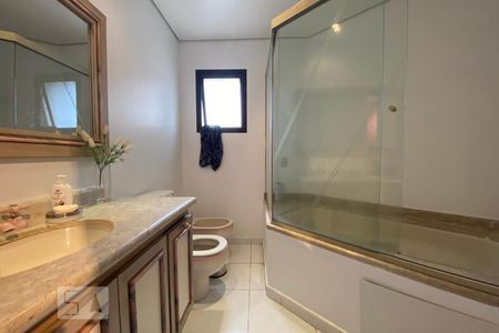 Apartamento à venda com 300m², 4 quartos e 4 vagas Apartamento à venda com 300m², 4 quartos e 4 vagasBanheiro da Suíte 2