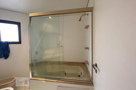 Apartamento à venda com 300m², 4 quartos e 4 vagas Apartamento à venda com 300m², 4 quartos e 4 vagasBanheiro da Suíte 2