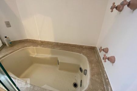 Apartamento à venda com 300m², 4 quartos e 4 vagas Apartamento à venda com 300m², 4 quartos e 4 vagasBanheira