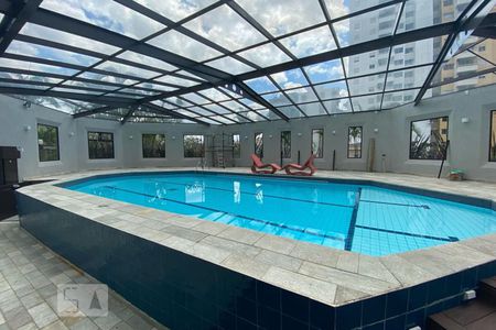 Apartamento à venda com 300m², 4 quartos e 4 vagas Apartamento à venda com 300m², 4 quartos e 4 vagasÁrea comum - Piscina Coberta