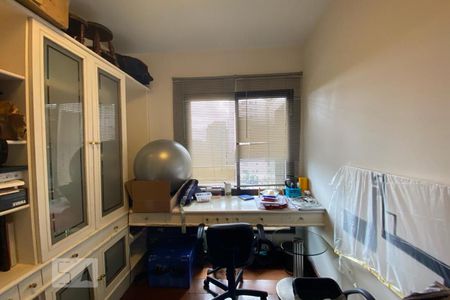 Apartamento à venda com 300m², 4 quartos e 4 vagas Apartamento à venda com 300m², 4 quartos e 4 vagasEscritório