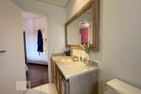 Apartamento à venda com 300m², 4 quartos e 4 vagas Apartamento à venda com 300m², 4 quartos e 4 vagasBanheiro da Suíte 2