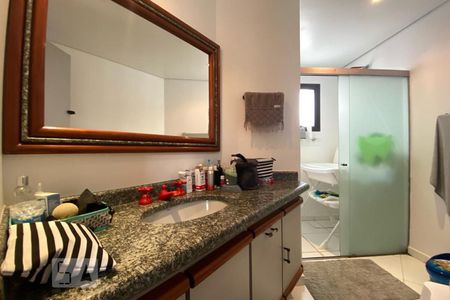 Apartamento à venda com 300m², 4 quartos e 4 vagas Apartamento à venda com 300m², 4 quartos e 4 vagasBanheiro da Suíte 4