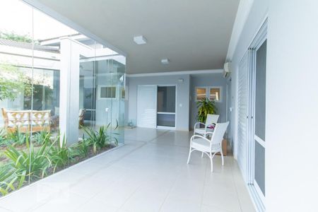 Casa de condomínio à venda com 420m², 4 quartos e 6 vagas Casa de condomínio à venda com 420m², 4 quartos e 6 vagasVaranda