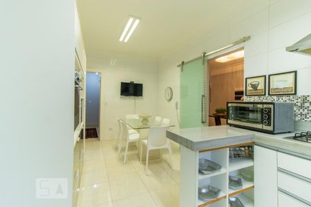 Casa de condomínio à venda com 420m², 4 quartos e 6 vagas Casa de condomínio à venda com 420m², 4 quartos e 6 vagasCozinha