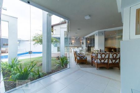 Casa de condomínio à venda com 420m², 4 quartos e 6 vagas Casa de condomínio à venda com 420m², 4 quartos e 6 vagasVaranda