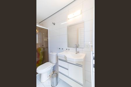 Casa de condomínio à venda com 420m², 4 quartos e 6 vagas Casa de condomínio à venda com 420m², 4 quartos e 6 vagasBanheiro da piscina