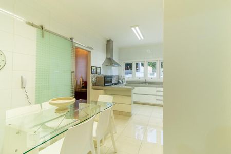 Casa de condomínio à venda com 420m², 4 quartos e 6 vagas Casa de condomínio à venda com 420m², 4 quartos e 6 vagasCozinha