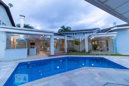 Casa de condomínio à venda com 420m², 4 quartos e 6 vagas Casa de condomínio à venda com 420m², 4 quartos e 6 vagasPiscina