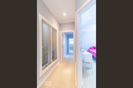 Casa de condomínio à venda com 420m², 4 quartos e 6 vagas Casa de condomínio à venda com 420m², 4 quartos e 6 vagasCorredor 2