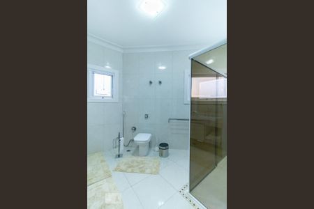 Casa de condomínio à venda com 420m², 4 quartos e 6 vagas Casa de condomínio à venda com 420m², 4 quartos e 6 vagasBanheiro da suíte 1