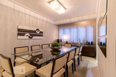 Casa de condomínio à venda com 420m², 4 quartos e 6 vagas Casa de condomínio à venda com 420m², 4 quartos e 6 vagasSala de jantar