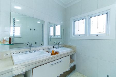 Casa de condomínio à venda com 420m², 4 quartos e 6 vagas Casa de condomínio à venda com 420m², 4 quartos e 6 vagasBanheiro da suíte 1