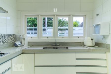 Casa de condomínio à venda com 420m², 4 quartos e 6 vagas Casa de condomínio à venda com 420m², 4 quartos e 6 vagasCozinha