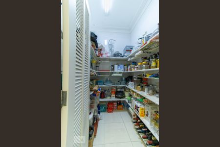 Casa de condomínio à venda com 420m², 4 quartos e 6 vagas Casa de condomínio à venda com 420m², 4 quartos e 6 vagasDespensa