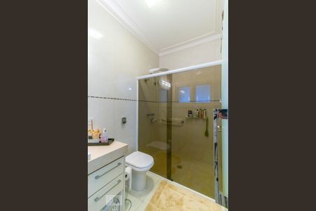 Casa de condomínio à venda com 420m², 4 quartos e 6 vagas Casa de condomínio à venda com 420m², 4 quartos e 6 vagasBanheiro da suíte 2