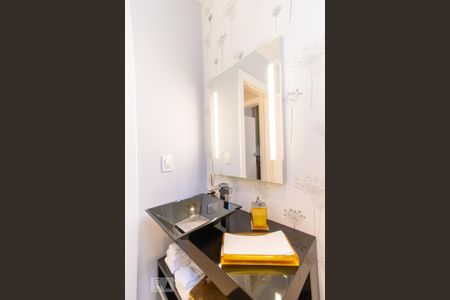 Casa de condomínio à venda com 420m², 4 quartos e 6 vagas Casa de condomínio à venda com 420m², 4 quartos e 6 vagasLavabo