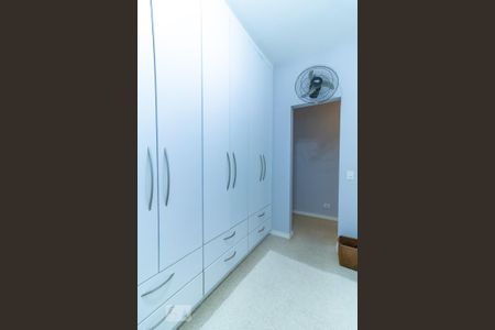 Casa de condomínio à venda com 420m², 4 quartos e 6 vagas Casa de condomínio à venda com 420m², 4 quartos e 6 vagasCloset da Suíte 1