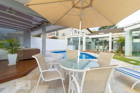 Casa de condomínio à venda com 420m², 4 quartos e 6 vagas Casa de condomínio à venda com 420m², 4 quartos e 6 vagasPiscina