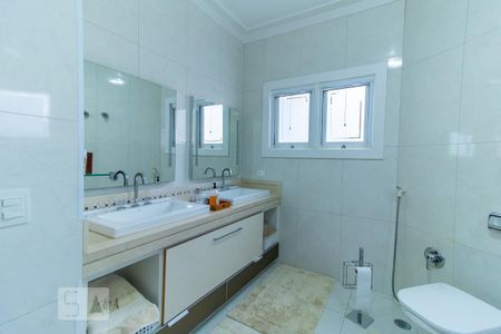 Casa de condomínio à venda com 420m², 4 quartos e 6 vagas Casa de condomínio à venda com 420m², 4 quartos e 6 vagasBanheiro da suíte 1