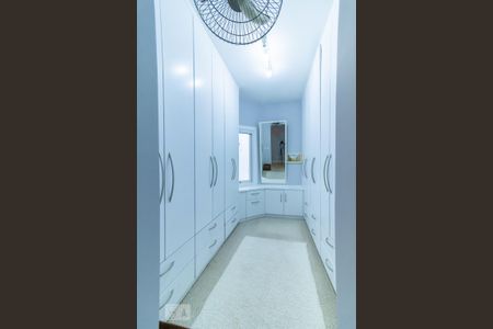 Casa de condomínio à venda com 420m², 4 quartos e 6 vagas Casa de condomínio à venda com 420m², 4 quartos e 6 vagasCloset da Suíte 1