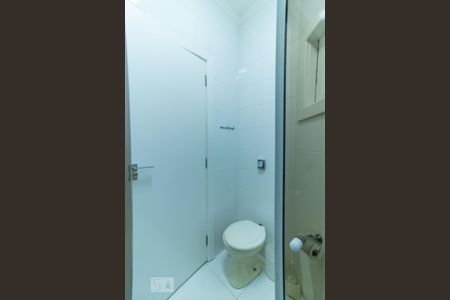 Casa de condomínio à venda com 420m², 4 quartos e 6 vagas Casa de condomínio à venda com 420m², 4 quartos e 6 vagasBanheiro de serviço