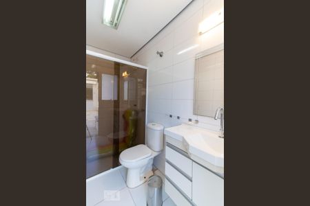 Casa de condomínio à venda com 420m², 4 quartos e 6 vagas Casa de condomínio à venda com 420m², 4 quartos e 6 vagasBanheiro da piscina