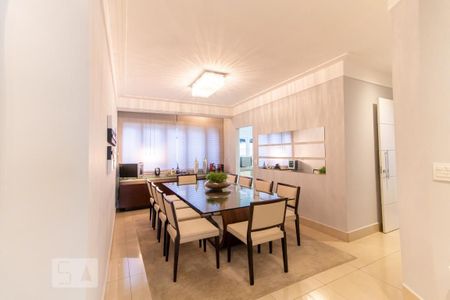 Casa de condomínio à venda com 420m², 4 quartos e 6 vagas Casa de condomínio à venda com 420m², 4 quartos e 6 vagasSala de jantar