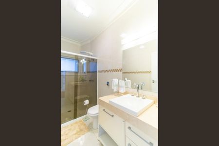 Casa de condomínio à venda com 420m², 4 quartos e 6 vagas Casa de condomínio à venda com 420m², 4 quartos e 6 vagasBanheiro do corredor