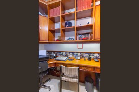 Casa de condomínio à venda com 420m², 4 quartos e 6 vagas Casa de condomínio à venda com 420m², 4 quartos e 6 vagasEscritório