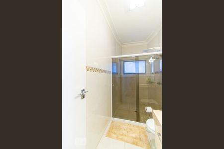 Casa de condomínio à venda com 420m², 4 quartos e 6 vagas Casa de condomínio à venda com 420m², 4 quartos e 6 vagasBanheiro do corredor