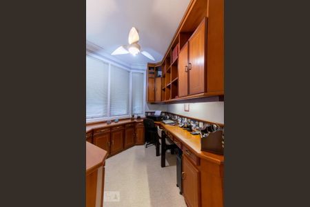 Casa de condomínio à venda com 420m², 4 quartos e 6 vagas Casa de condomínio à venda com 420m², 4 quartos e 6 vagasEscritório