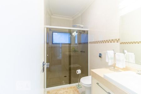 Casa de condomínio à venda com 420m², 4 quartos e 6 vagas Casa de condomínio à venda com 420m², 4 quartos e 6 vagasBanheiro do corredor