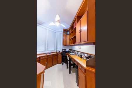 Casa de condomínio à venda com 420m², 4 quartos e 6 vagas Casa de condomínio à venda com 420m², 4 quartos e 6 vagasEscritório