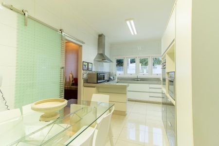 Casa de condomínio à venda com 420m², 4 quartos e 6 vagas Casa de condomínio à venda com 420m², 4 quartos e 6 vagasCozinha