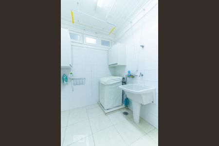 Casa de condomínio à venda com 420m², 4 quartos e 6 vagas Casa de condomínio à venda com 420m², 4 quartos e 6 vagasÁrea de serviço