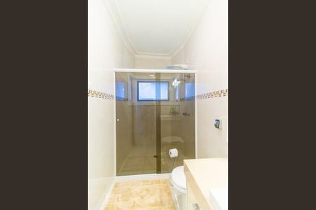 Casa de condomínio à venda com 420m², 4 quartos e 6 vagas Casa de condomínio à venda com 420m², 4 quartos e 6 vagasBanheiro do corredor