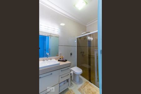 Casa de condomínio à venda com 420m², 4 quartos e 6 vagas Casa de condomínio à venda com 420m², 4 quartos e 6 vagasBanheiro da suíte 2