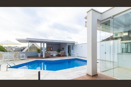 Casa de condomínio à venda com 420m², 4 quartos e 6 vagas Casa de condomínio à venda com 420m², 4 quartos e 6 vagasPiscina
