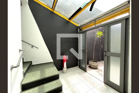 Casa à venda com 350m², 5 quartos e 3 vagas Casa à venda com 350m², 5 quartos e 3 vagasHall
